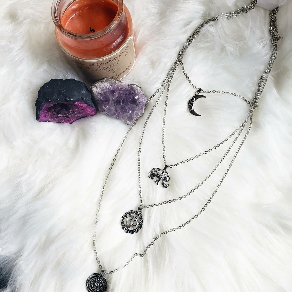 Everly ♡ Necklace - Picture 4 of 4